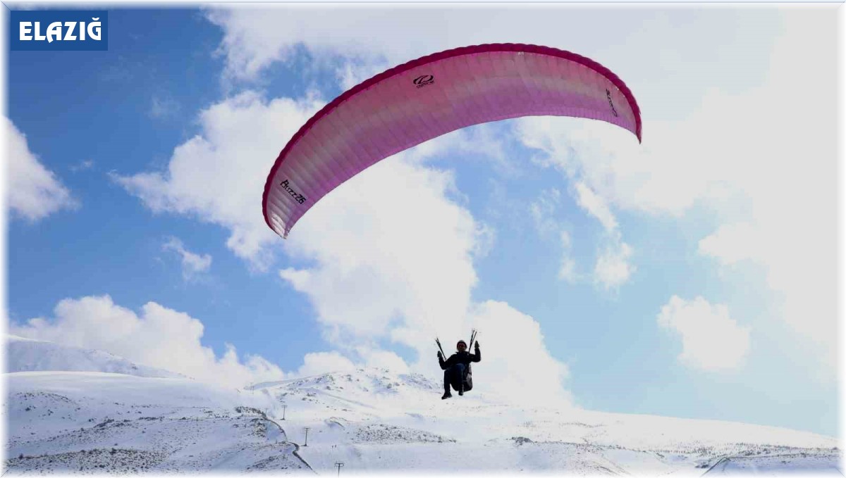 Hazarbaba Dağı'nda göl manzarası eşliğinde yamaç paraşütü keyfi