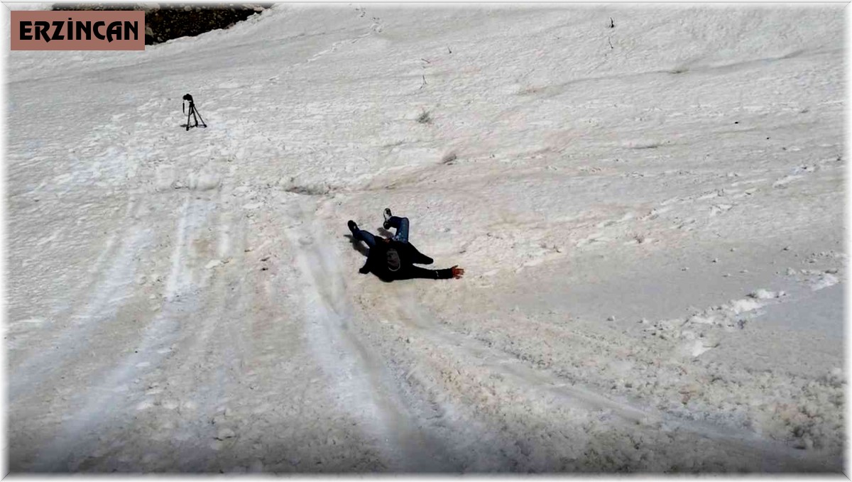 Haziran ayında kışı yaşayıp poşetle kızak keyfini çıkardılar