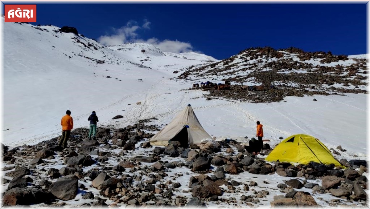 Haziranda da zirvesi beyazla kaplı olan Ağrı Dağı dağcıları ağırladı