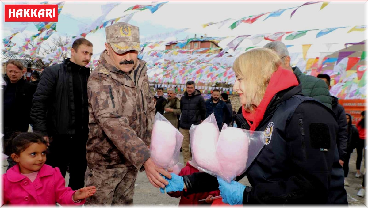 HDP'nin nevruz kutlamasına katılan çocuklara polisten pamuk şekeri ikramı