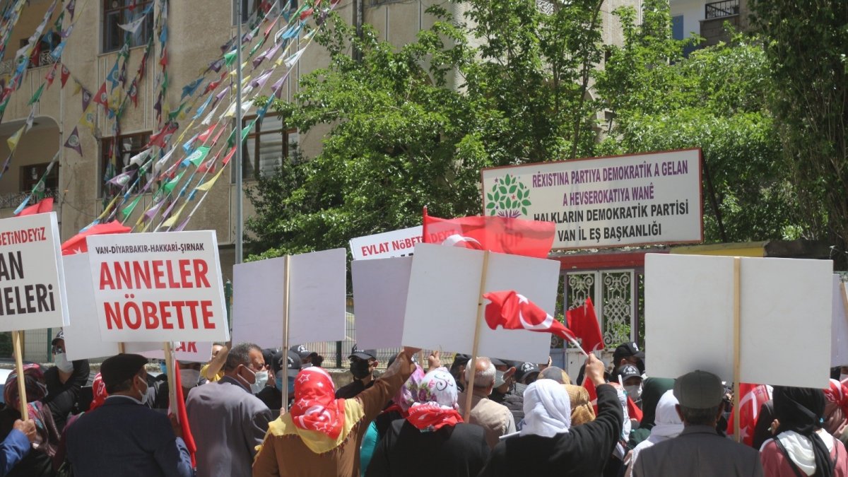 HDP önünde çocukları için eylem yapan Vanlı anneler: "Zafer bizim olacak"