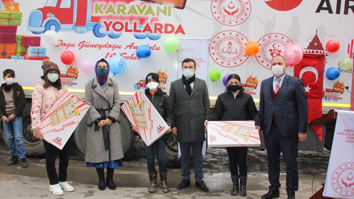 "Hediye Karavanı" Hakkarili çocukların yüzünü güldürdü