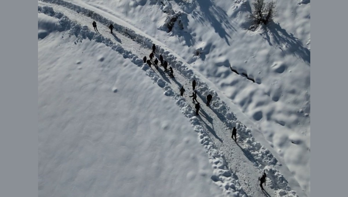 Hediye kayak takımlarıyla kaymayı öğrendiler, şimdi kayak öğretiyorlar