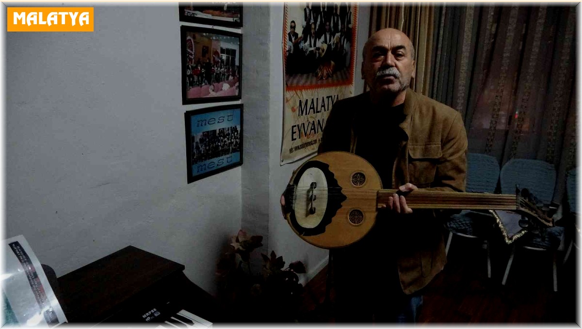 Hem çalıyor hem söylüyor hem öğretiyor