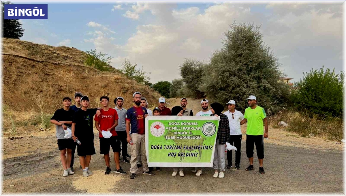 Hem doğayı gezdiler hem de çevre temizliği yaptılar
