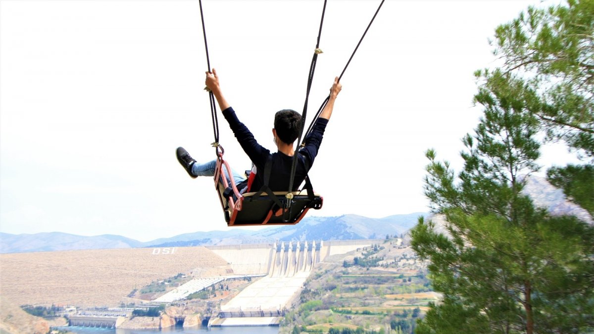 Hem korku, hem keyif veren dev salıncak