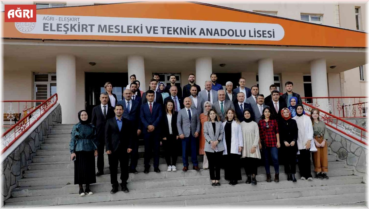 Hem öğreniyor hem üretiyorlar! Eleşkirt’teki okulun ekmek fırını ilgi görüyor