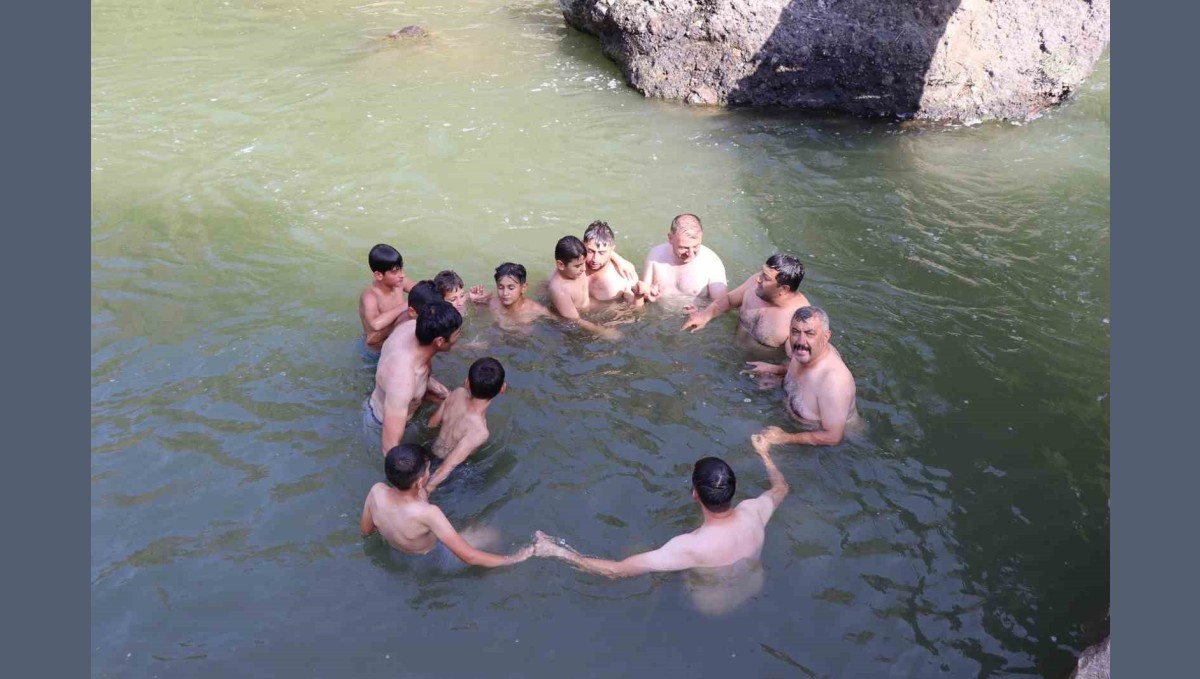 Hem serinliyor hem de eğleniyorlar