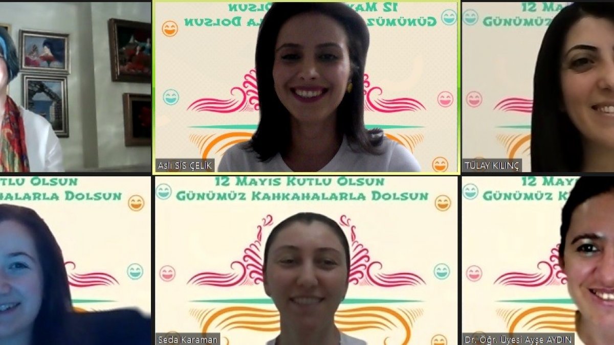 Hemşireler kahkaha yogasında