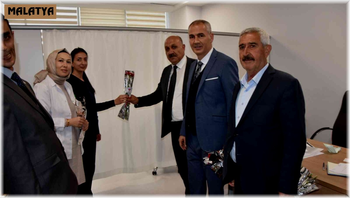 Hemşirelere karanfilli kutlama