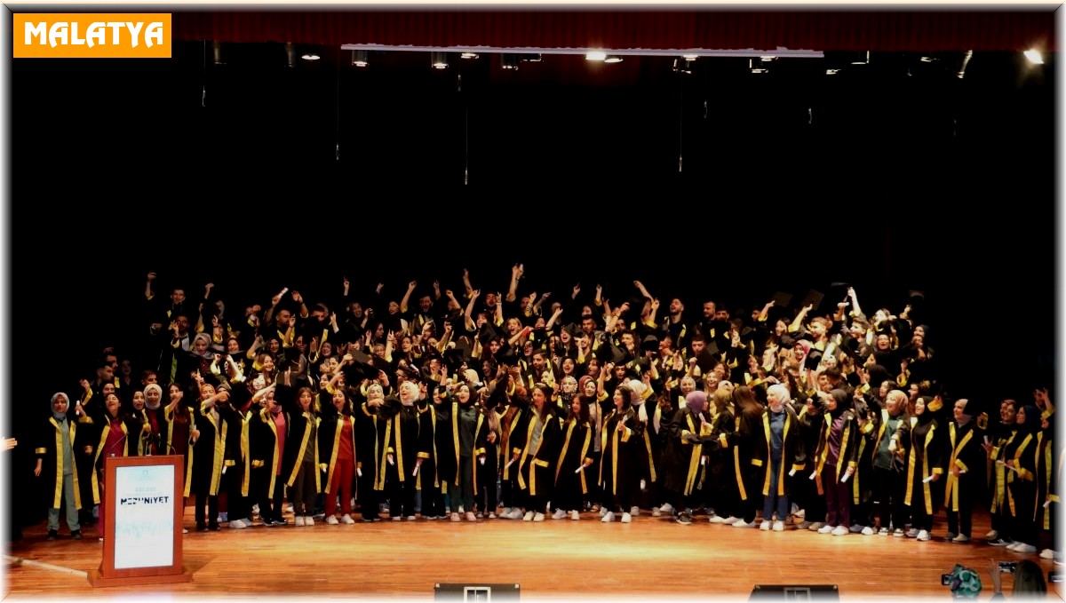 Hemşirelik Fakültesinde mezuniyet coşkusu