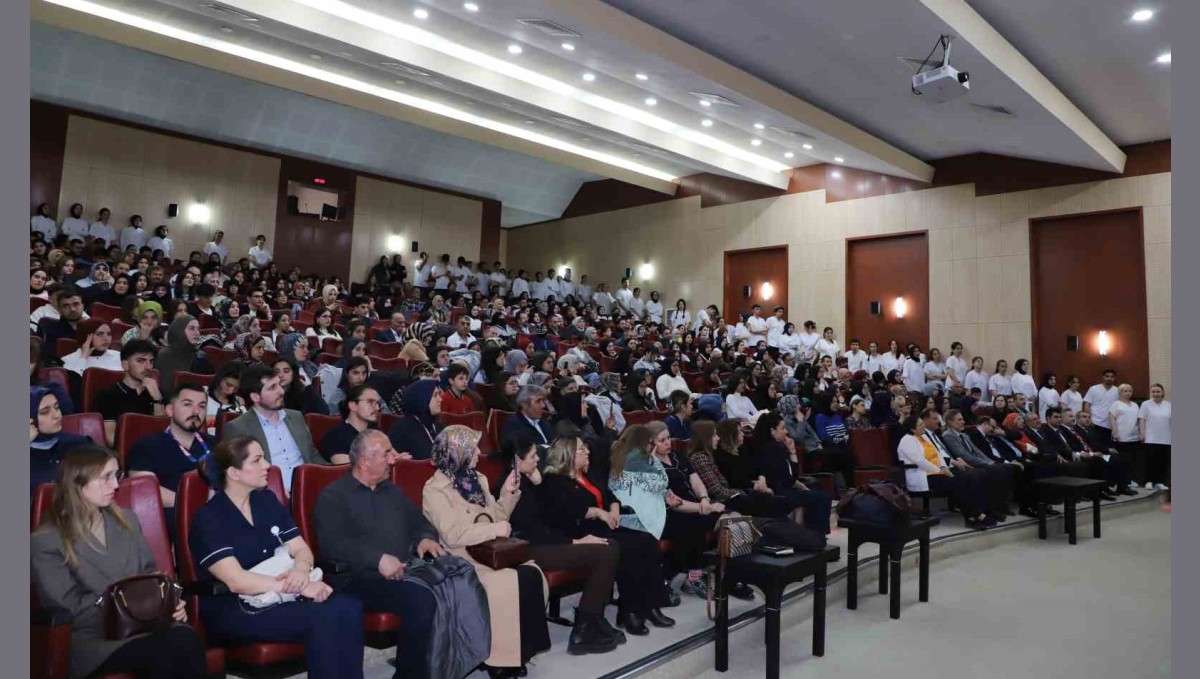 Hemşirelik fakültesinde üniforma giyme heyecanı yaşandı