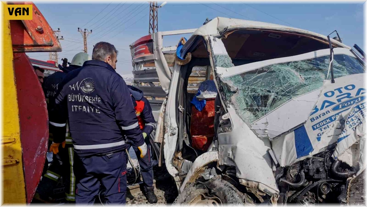 Hemzemin geçitte kaza: 4 yaralı