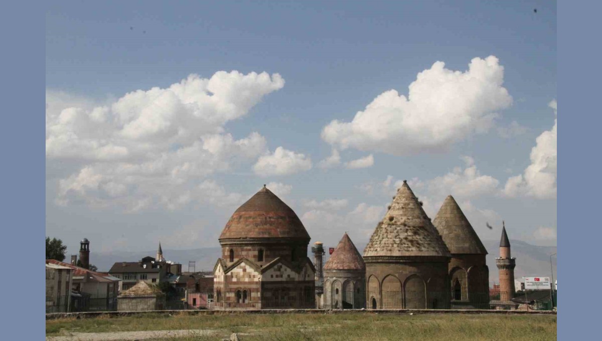 Her kemerde bir dua, her kubbede bir umut