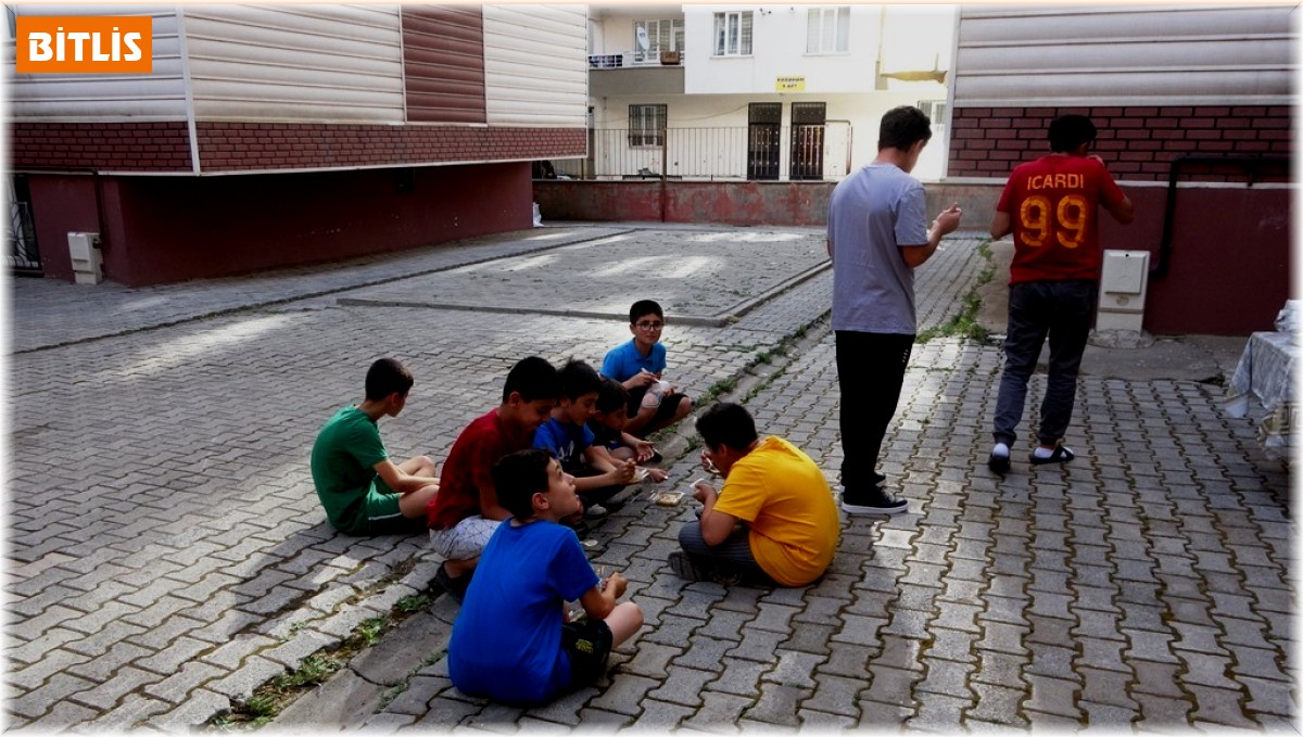 Her yıl zemzem suyundan yaptığı aşureyi 250 kişiye dağıtıyor