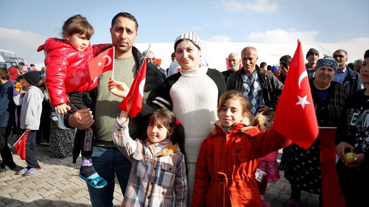 Herson'dan gelen 88 Ahıska Türkü, konaklayacakları Elazığ'a ulaştı