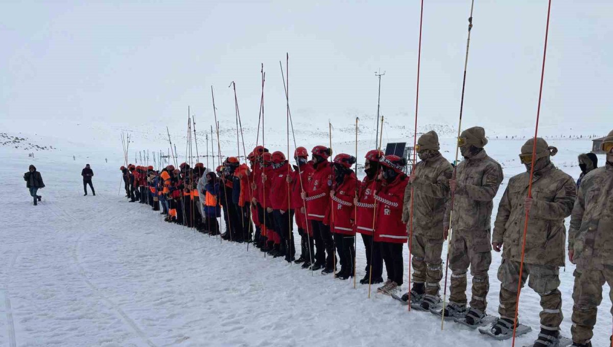 Hesarek Kayak Merkezi'nde gerçeğini aratmayan arama kurtarma tatbikatı