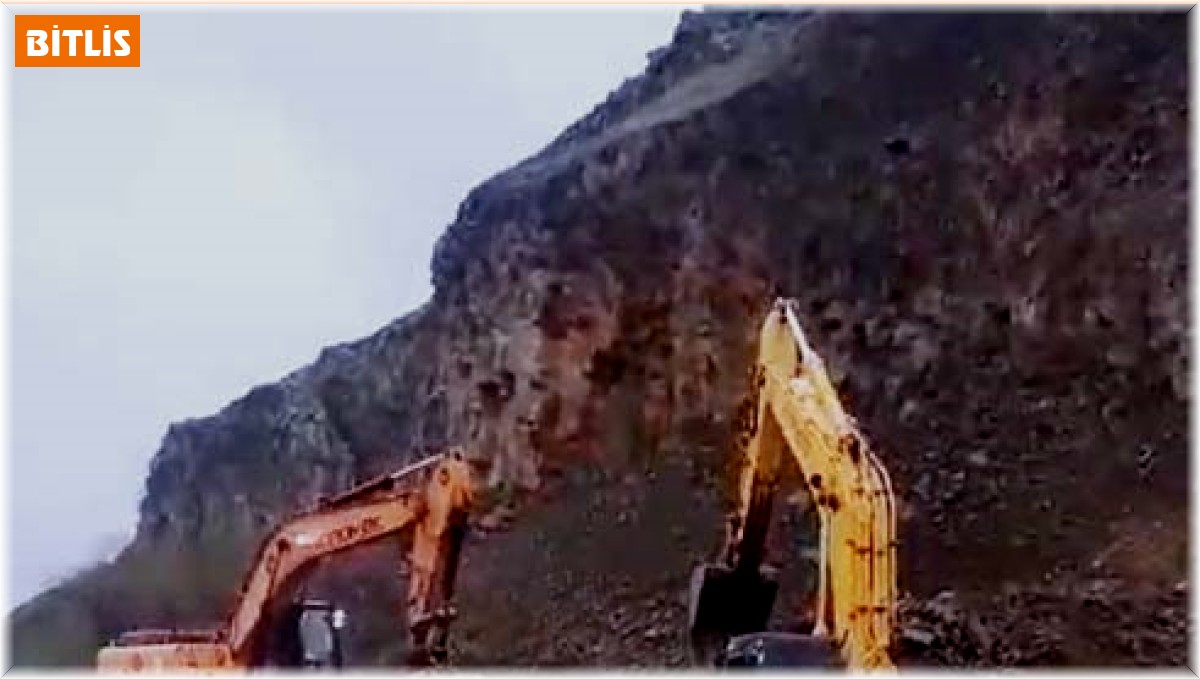 Heyelan gelen bölgede yol genişletme çalışmaları devam ediyor