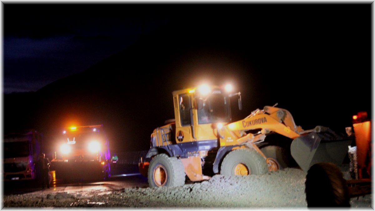 Heyelan nedeniyle kapanan Erzincan- Sivas kara yolu ulaşıma açıldı