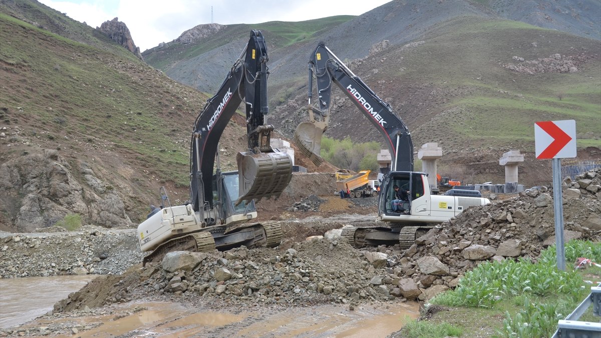 Heyelan nedeniyle kapanan Hakkari-Yüksekova kara yolunda çalışmalar sürüyor