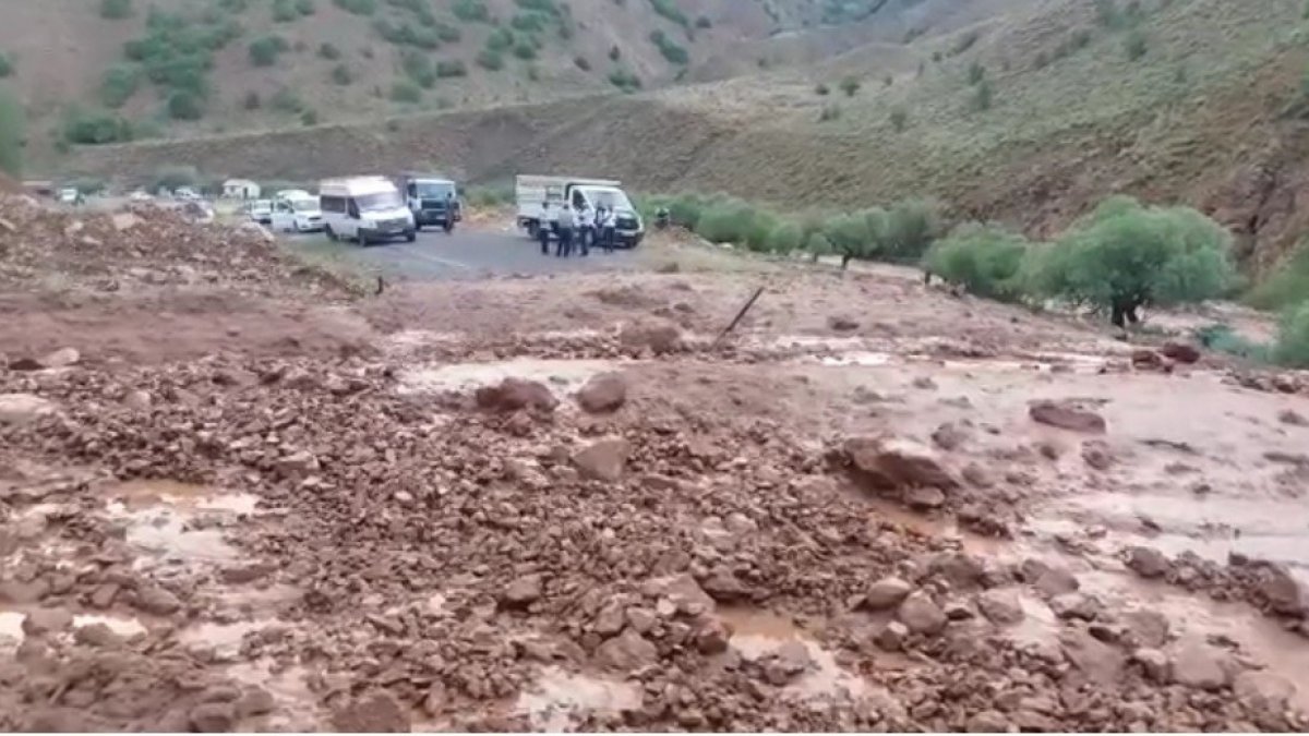 Heyelan nedeniyle kapanan yol ekiplerin çalışmasıyla yeniden açıldı