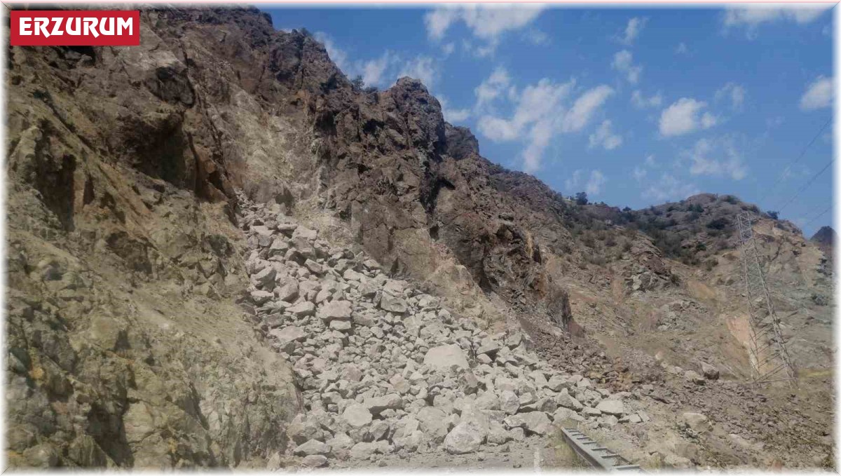 Heyelan nedeniyle Oltu - Artvin karayolu yolu kapandı