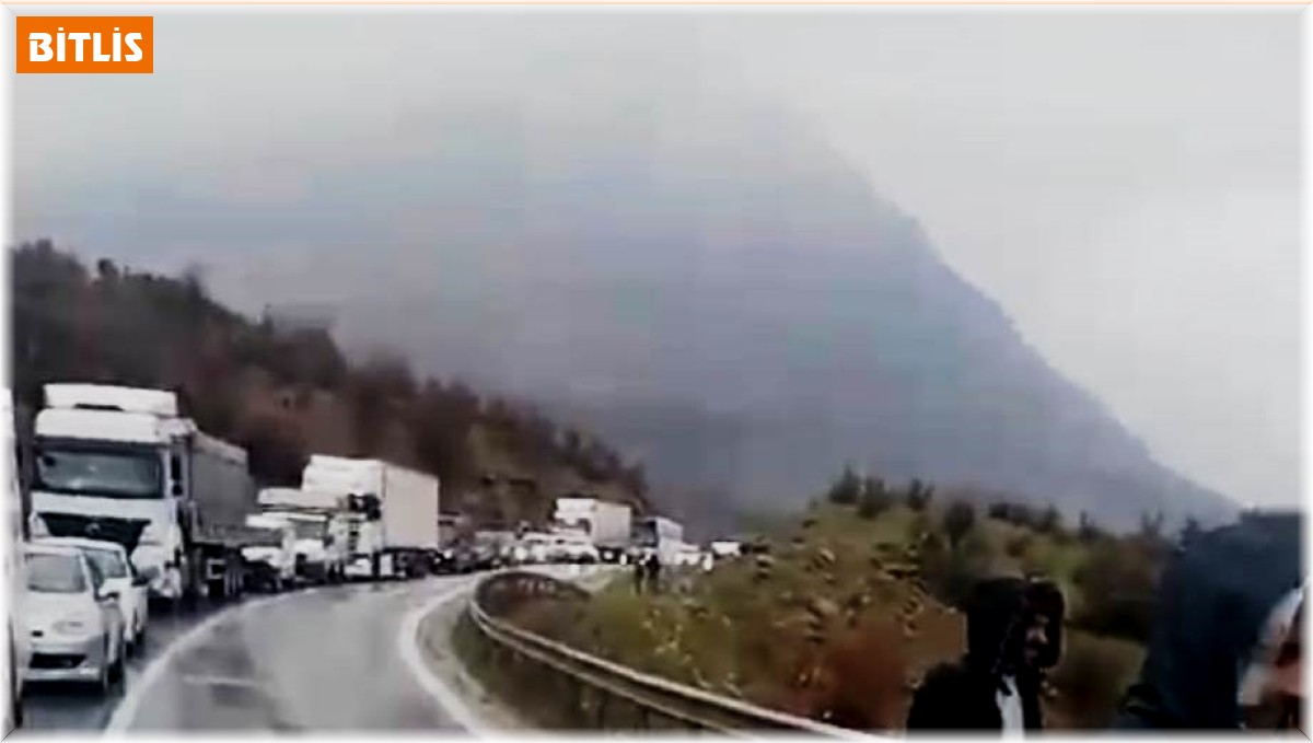 Heyelan sonrası yol genişletme çalışmaları devam ediyor