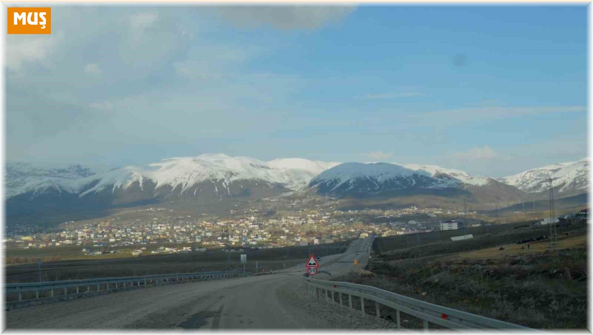Heyelan sonucu kara yoluna inen toprak yığını kaldırıldı