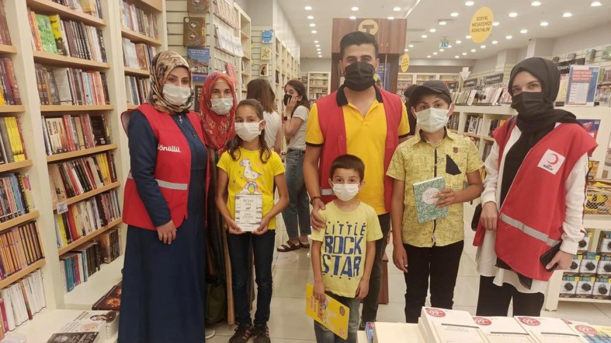 Hiç AVM'ye gitmediğini söyleyen küçük Hacer'e AVM sürprizi