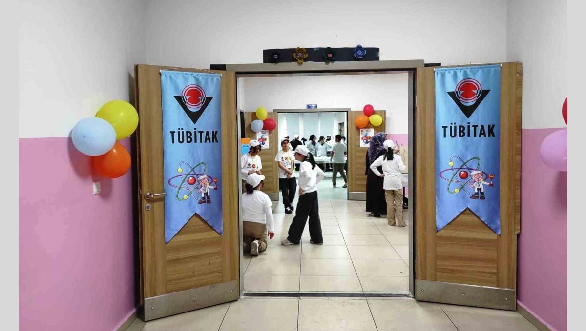 Hilalkent 125. Yıl İmam Hatip Ortaokulu öğrencileri bilim fuarında hünerlerini sergiledi