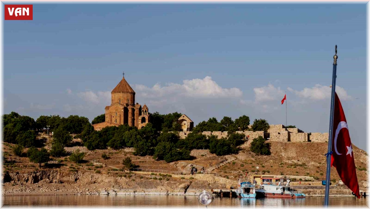 Hilton'dan Van Gölü maviliklerinde tekne turu