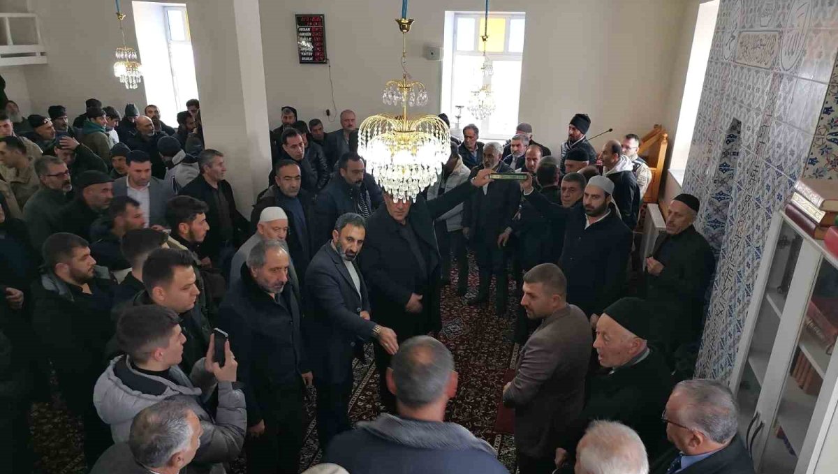 Hınıs'ta husumetli aileler ilçe protokolü ve kanaat önderlerinin araya girmesiyle barıştırıldı