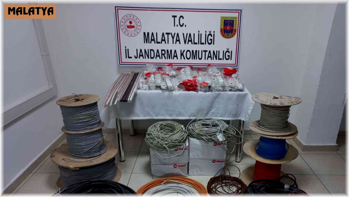 Hırsızlar kaçarken jandarmaya yakalandı