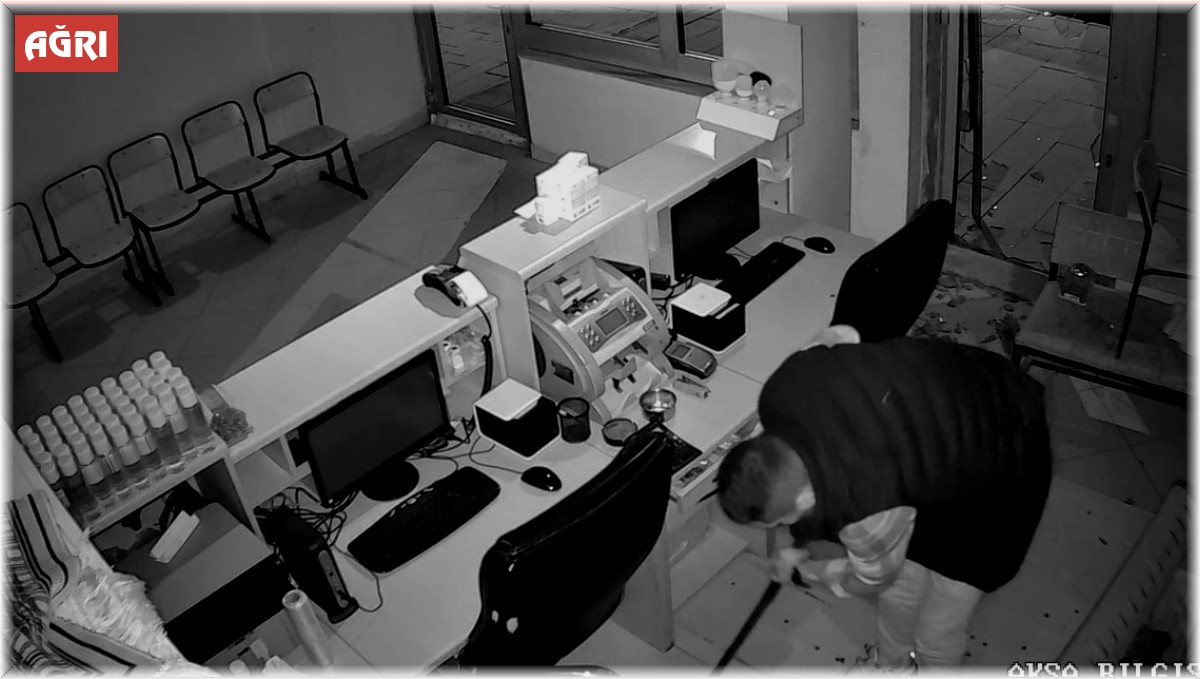 Hırsızlık yaparken yere damlayan kanını delil olmasın diye sildi