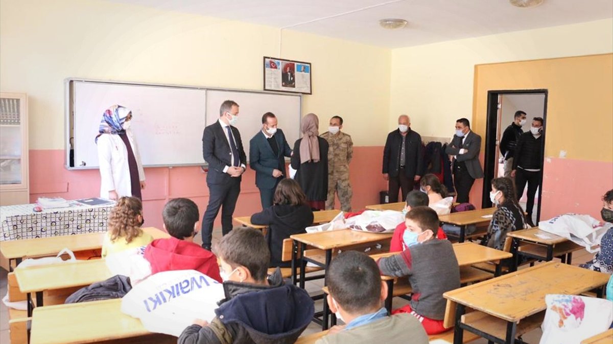 Hizan'da 1000 öğrenciye kışlık giyim malzemesi dağıtılıyor