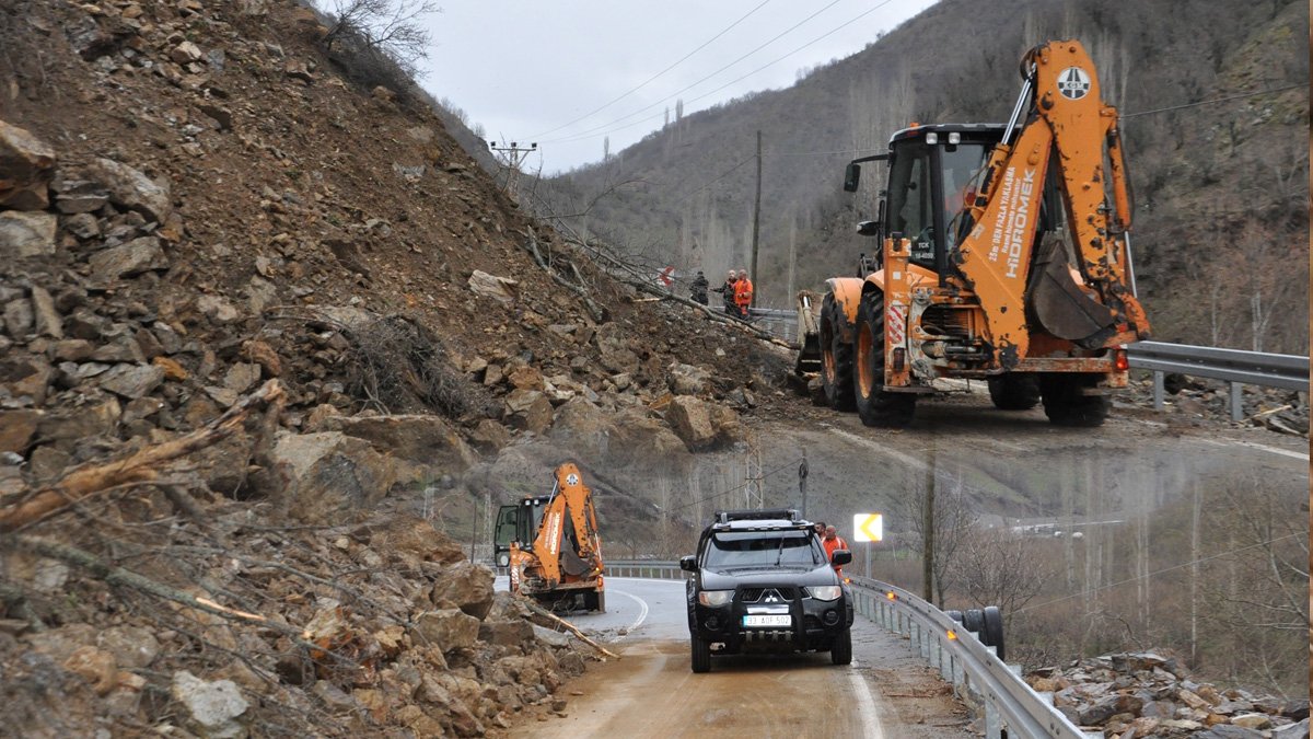 Hizan'da heyelan nedeniyle kapanan Nazar yolu yeniden ulaşıma açıldı