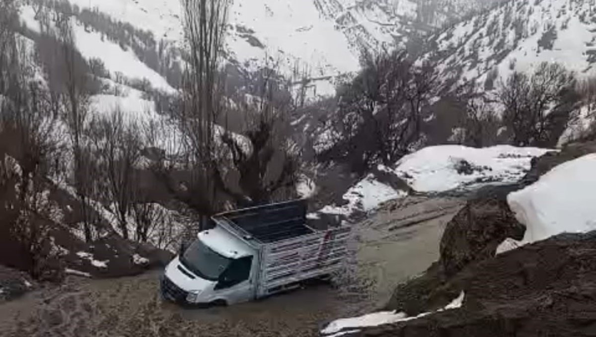 Hizan'da kar eridi, heyelan yolları kapattı