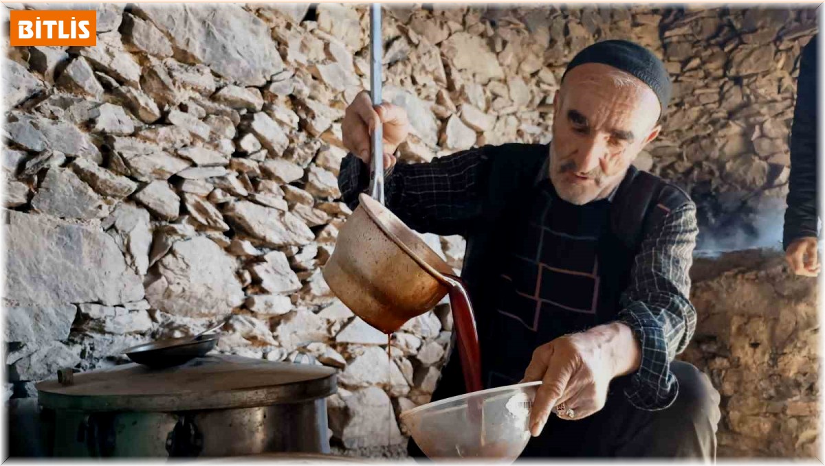 Hizan'da üzüm pekmezinin üretimi devam ediyor