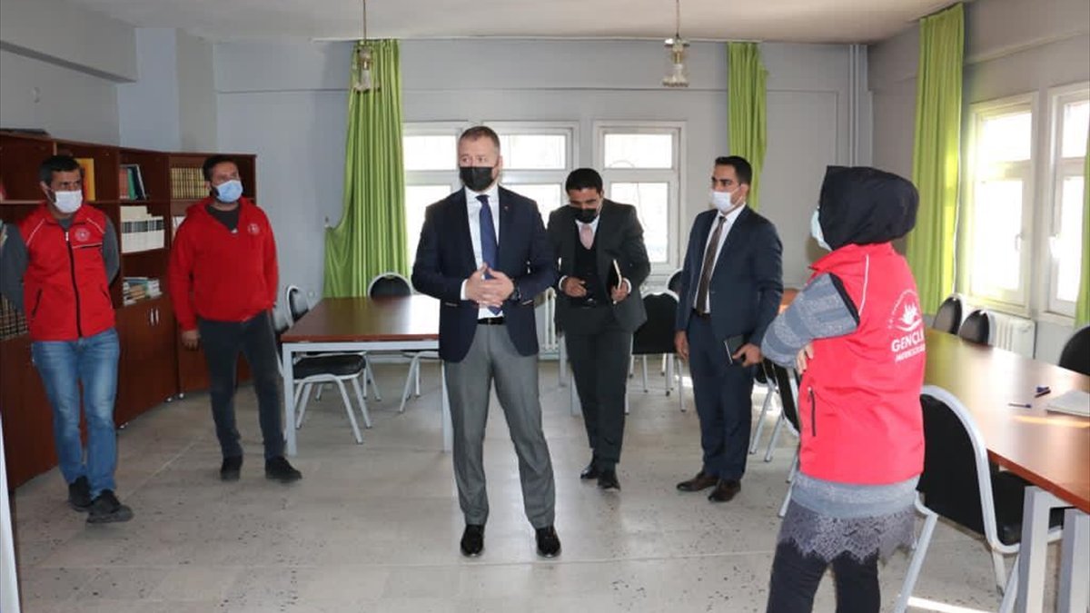 Hizan Kaymakam Yelek, Gençlik Merkezi'ni ziyaret etti