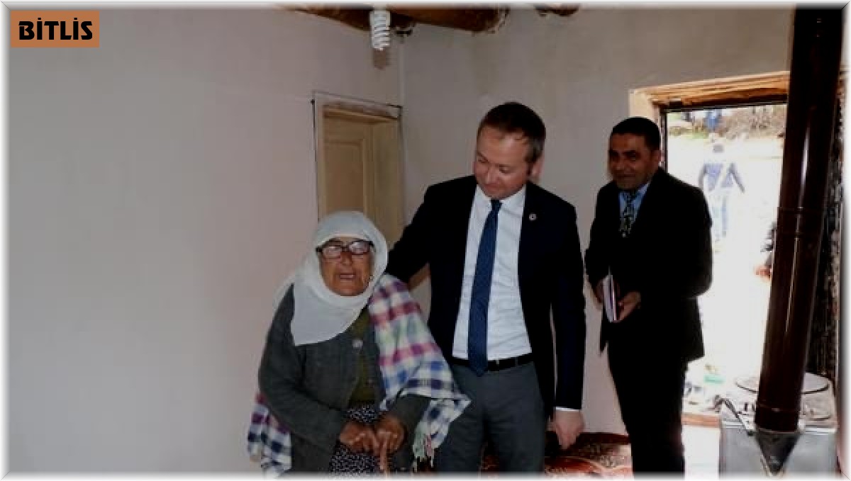 Hizan Kaymakamı Muhammed İkbal Yelek, 91 yaşındaki Nari teyzeyi ziyaret etti
