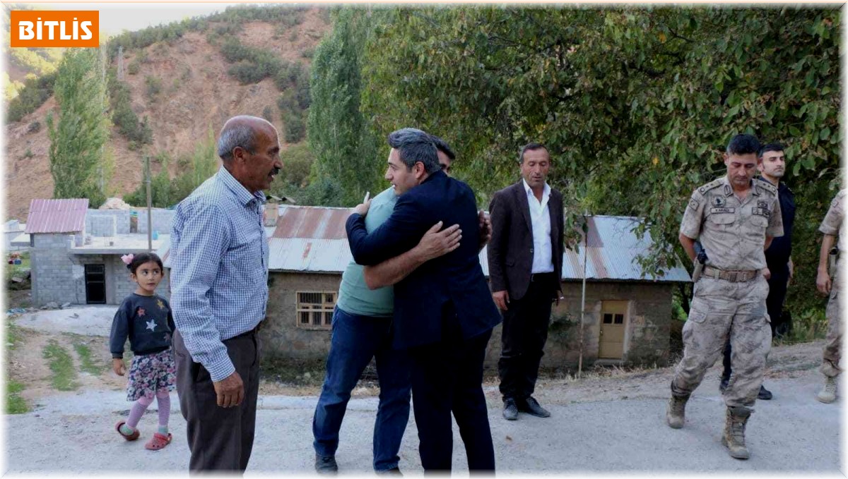 Hizan Kaymakamı Özçelik, operasyonda yaralanan güvenlik korucusunu ziyaret etti