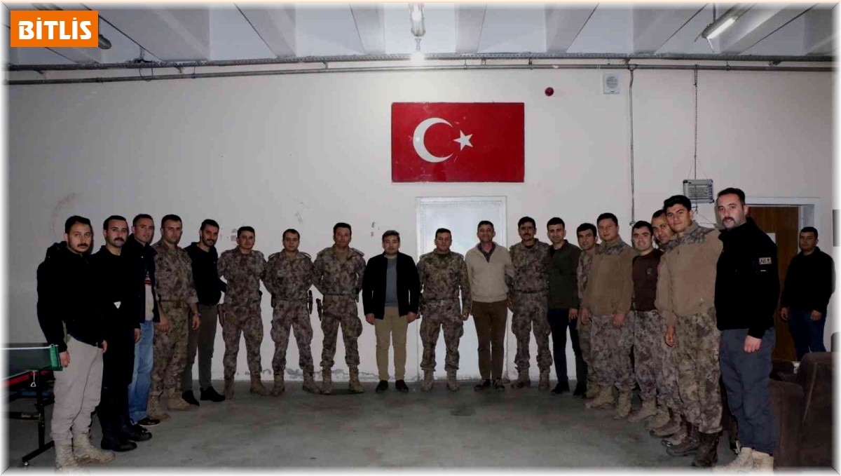 Hizan Kaymakamı Özçelik, özel harekat polislerini ziyaret etti