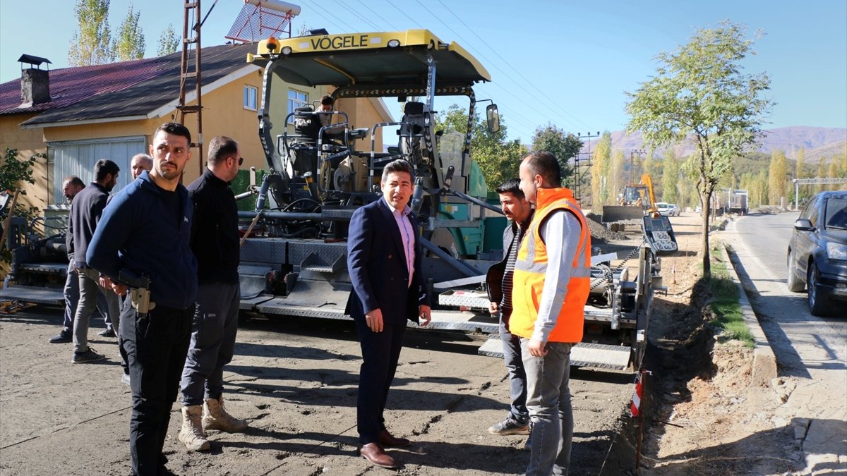 Hizan Kaymakamı Özçelik sıcak asfalt çalışmasını inceledi