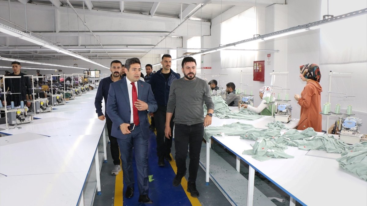 Hizan Kaymakamı Özçelik tekstil fabrikasını ziyaret etti