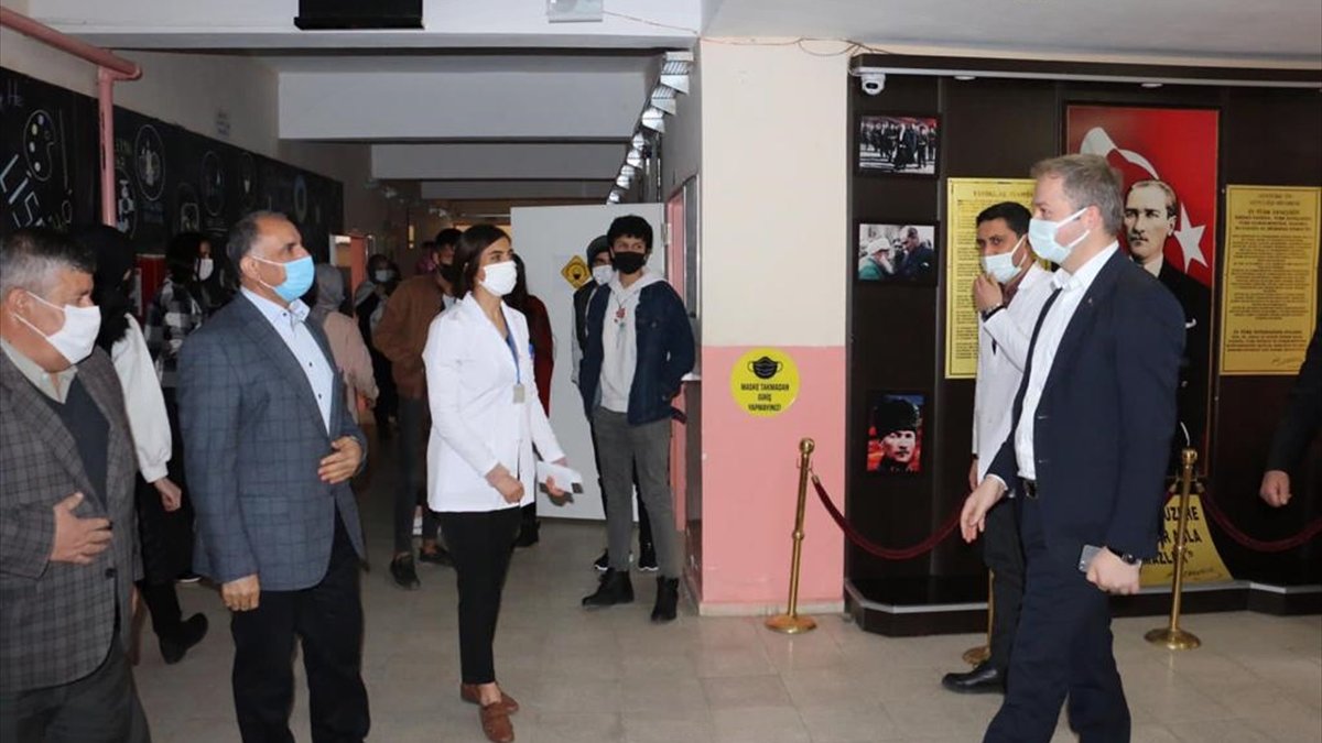 Hizan Kaymakamı Yelek'ten okul ziyareti