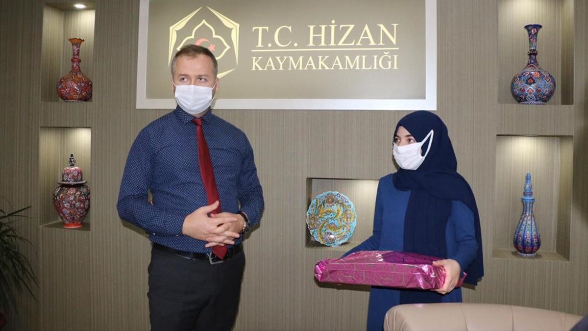 Hizan Kaymakamı Yelek TÜBİTAK birincisi olan öğrenciyi ödüllendirdi