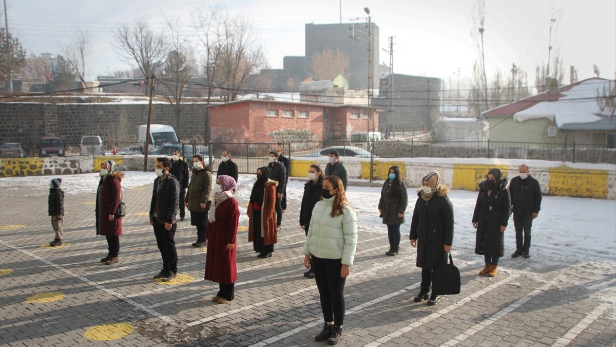 Hizan ve Malazgirt'teki okullarda bayrak törenleri düzenlendi