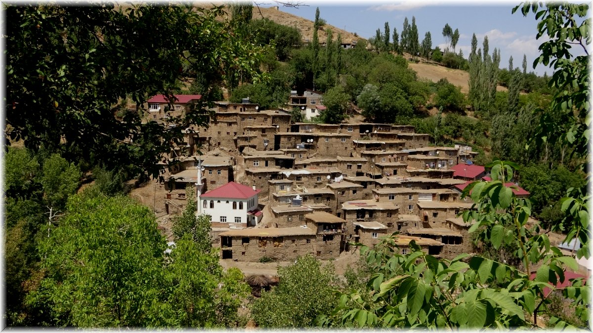 Hizan’ın taş evleri görenleri kendine hayran bırakıyor