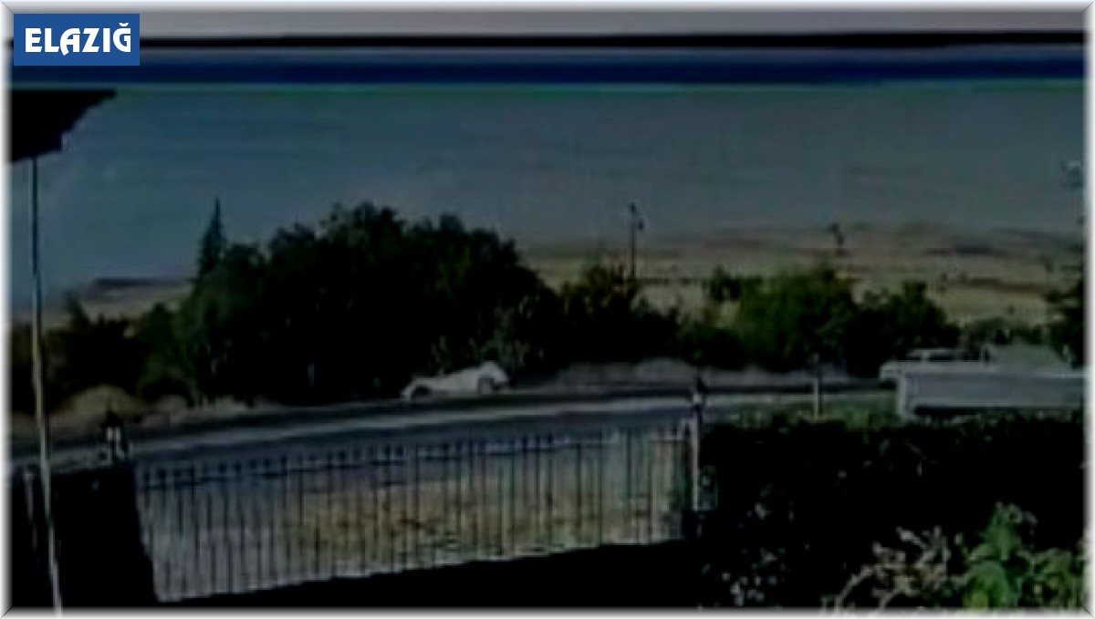 Hızını alamayan otomobil bahçeye uçtu: Olay anı güvenlik kamerasında