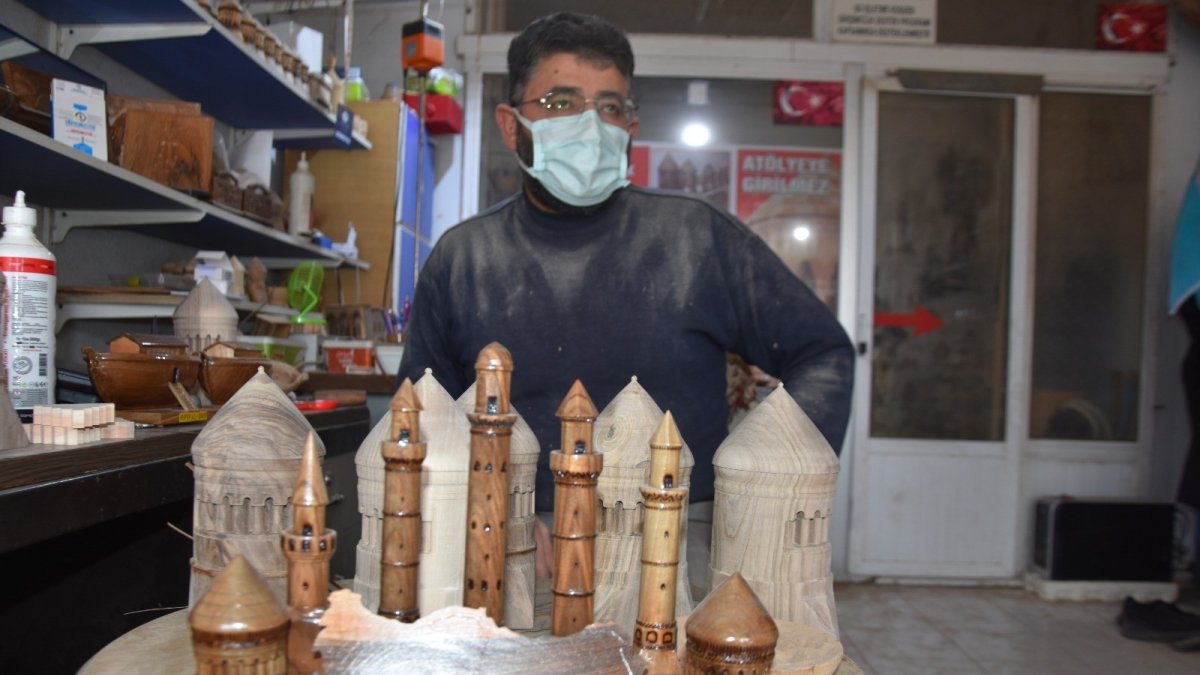Hobi olarak başladı, şimdi tarihi yapıların maketini üretiyor